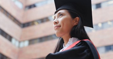 Genç Asyalı neşeli mezuniyet üst kısmında arıyorsunuz 