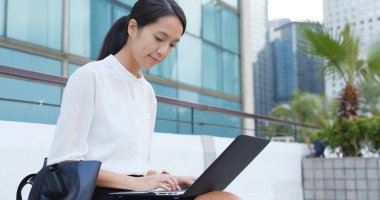 Asya işkadını Hong Kong dizüstü bilgisayar kullanan