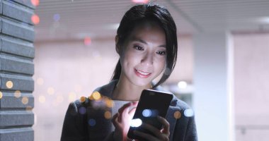 Binanın içinde smartphone kullanan kadın 