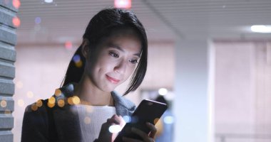 Pencere yansıması ile cep telefonu kullanan kadın 