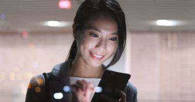 Geceleri cep telefonu arayan kadın 