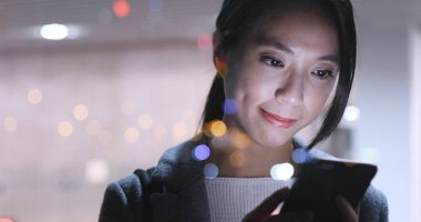 Binanın içinde smartphone kullanan kadın 