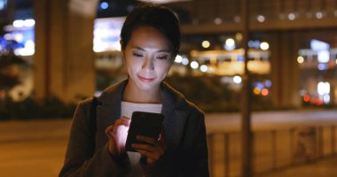 Smartphone, açık kullanan kadın 