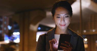 Cep telefonuyla geceleri işkadını 