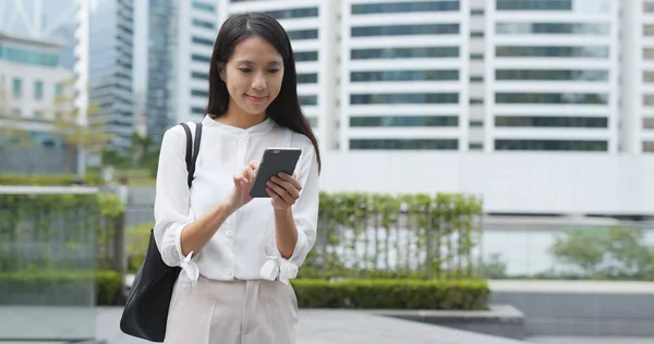 Aziatische Zakenvrouw Met Behulp Van Mobiele Telefoon — Stockfoto