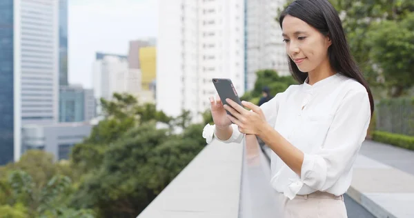 都市景観におけるスマート フォンを使用して若い女性 — ストック写真