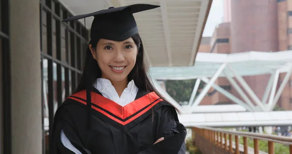 Jovem Obter Graduação Campus Universitário — Fotografia de Stock