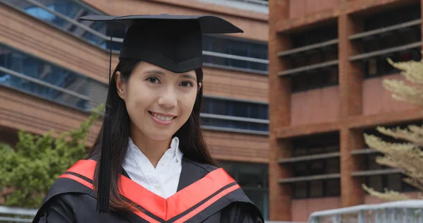 Aziatische Vrouw Krijgen Afstuderen Campus — Stockfoto