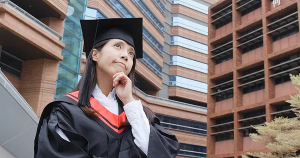 Tänkande Asiatisk Kvinna Examen — Stockfoto