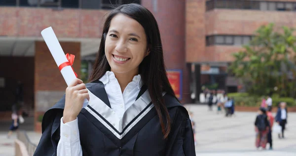 Lycklig Kvinna Examen Vid Universitet — Stockfoto