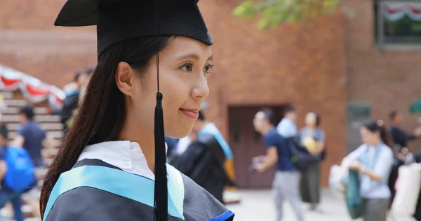 Joven Asiática Mujer Graduación Universidad Campus —  Fotos de Stock