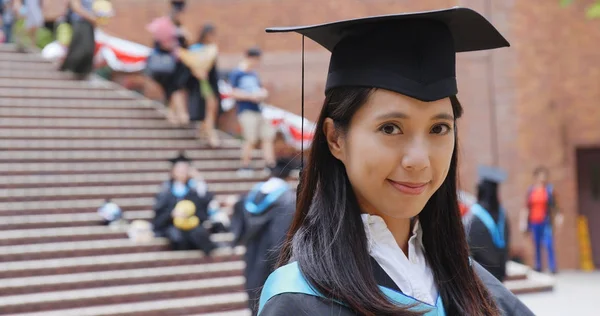 Kvinna Med Gradering Klänning Universitet Klänning — Stockfoto