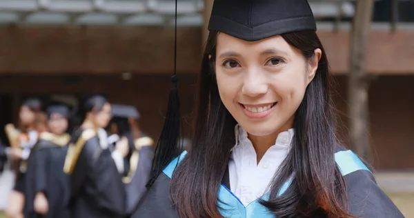 Mujer Sonrisa Cámara Campus Universitario Para Ceremonia Graduación —  Fotos de Stock
