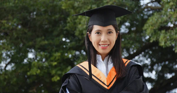 Aziatische Vrouw Dragen Afstuderen Jurk — Stockfoto