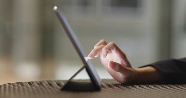 Dijital tablet bilgisayarda çalışan kadın