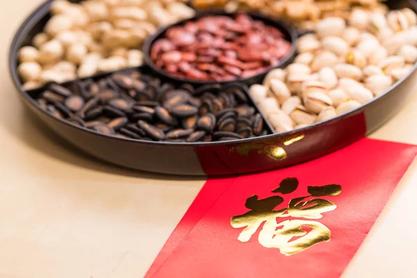 Chinesisch Rote Tasche Mit Einem Wort Glück Und Verschiedene Snack — Stockfoto