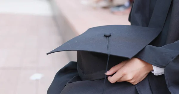 Student Som Bär Gradering Klänning Och Anläggning Mortarboard — Stockfoto