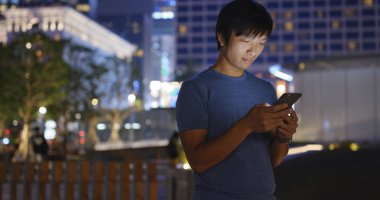 Asya adam geceleri cep telefonunuzun SMS gönderme