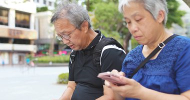 Asya kıdemli çift cep telefonu birlikte kullanma 