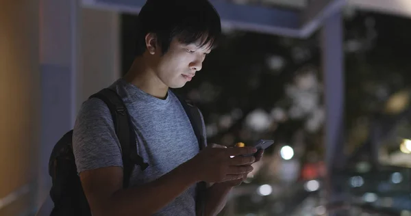 Man Med Ryggsäck Och Använda Mobiltelefon Natten — Stockfoto