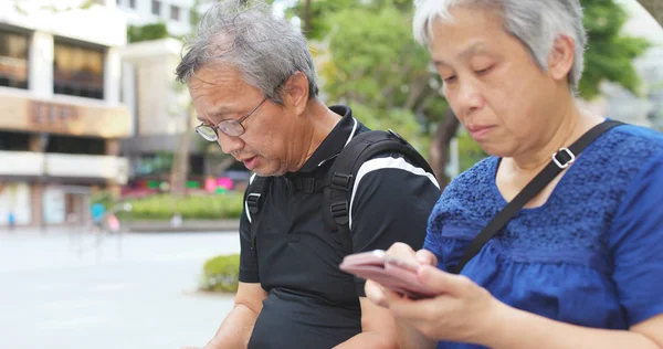 Aziatische Senior Paar Samen Met Behulp Van Mobiele Telefoon — Stockfoto