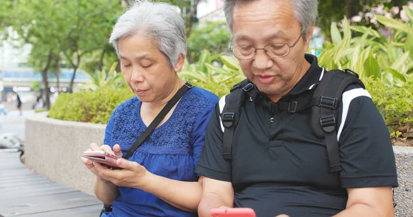 Asian Senior Couple Using Cellphone Park — Stock Photo, Image