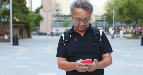 Homem Sênior Usando Telefone Celular Livre — Fotografia de Stock