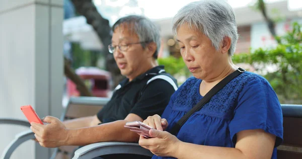 Retired Couple Using Mobile Phone Street — Stock Photo, Image