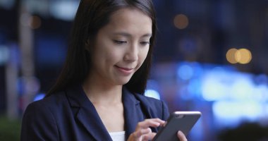 Geceleri cep telefonu kullanarak iş kadını