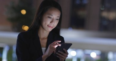 Cep telefonuyla office arka plan ile geceleri işkadını