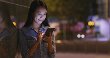 Şehirde sokak cep telefonu kullanan kadın