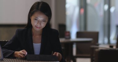 tablet bilgisayar kullanarak iş kadını