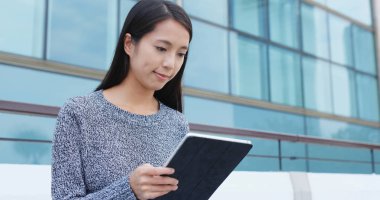 Dijital tablet bilgisayar kullanan kadın