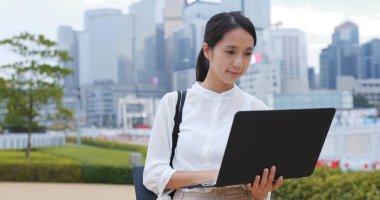 İşkadını dizüstü bilgisayarda çalışır