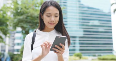 dizüstü bilgisayar kullanan iş kadını