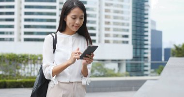 Kadın cep telefonundan sms göndermek