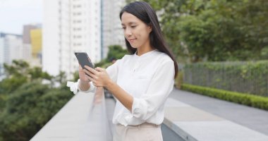 Cep telefonu kullanan Asyalı kadın.