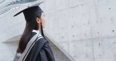 Yan profil kadın mezuniyet 