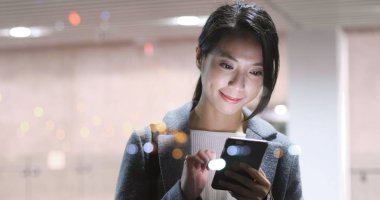 Binanın içinde hareket eden telefon, arayan kadın 