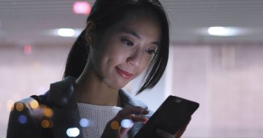 Geceleri Smartphone kullanan genç kadın 