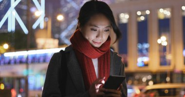 Smartphone, açık kullanan kadın