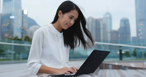 Asiatiska Affärskvinna Använder Bärbar Dator Hong Kong — Stockfoto