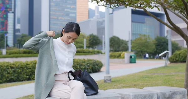 Деловая Женщина Чувствует Холод Носить Куртку Открытом Воздухе — стоковое фото