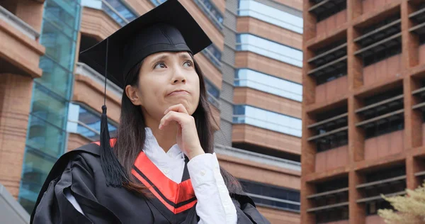 Joven Mujer Obtener Graduación —  Fotos de Stock