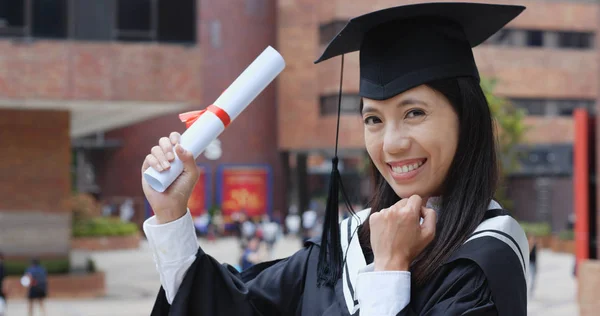 Frau Hält Zeugnis Papierform Auf Uni Campus — Stockfoto