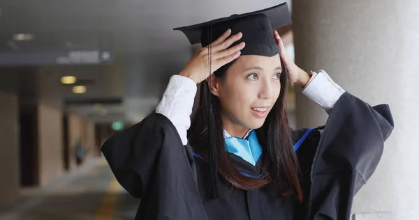 卒業式のガウンを持つ若い女性 — ストック写真