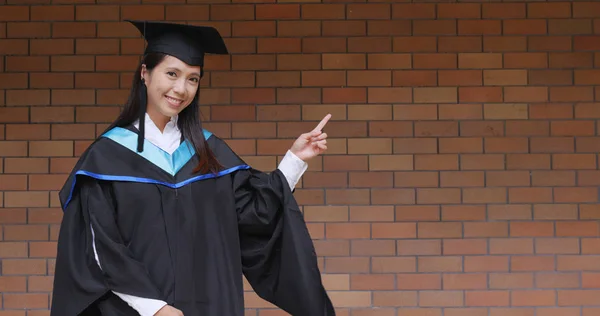 Vrouw Afstuderen Tonen Vinger Punt Opzij — Stockfoto