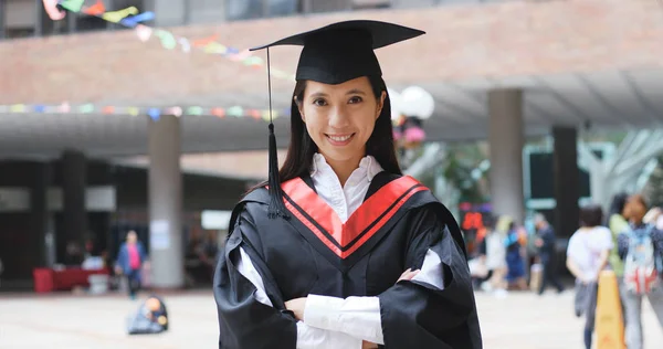 Asiatique Femme Graduation Dans Université Campus — Photo