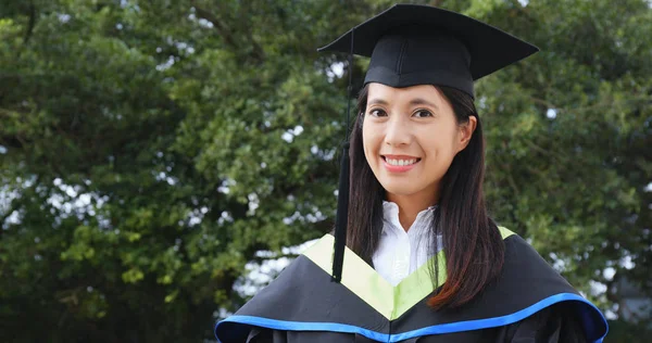 Giovane Donna Asiatica Laurea — Foto Stock