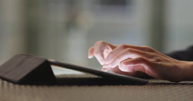 Tablet bilgisayarda yazarak parmak